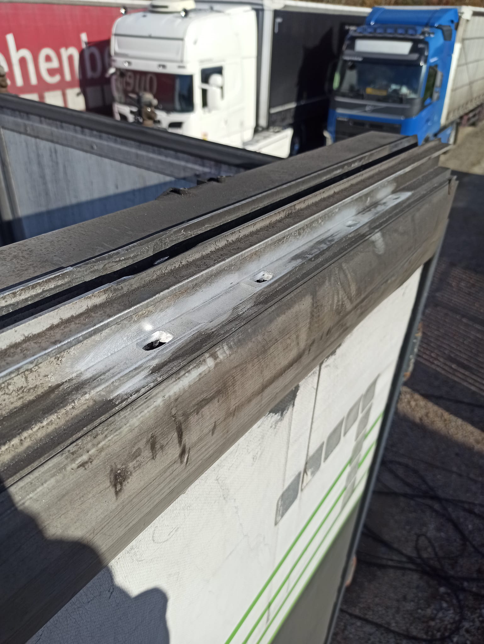 Naprawa aluminiowych prowadnic w naczepie