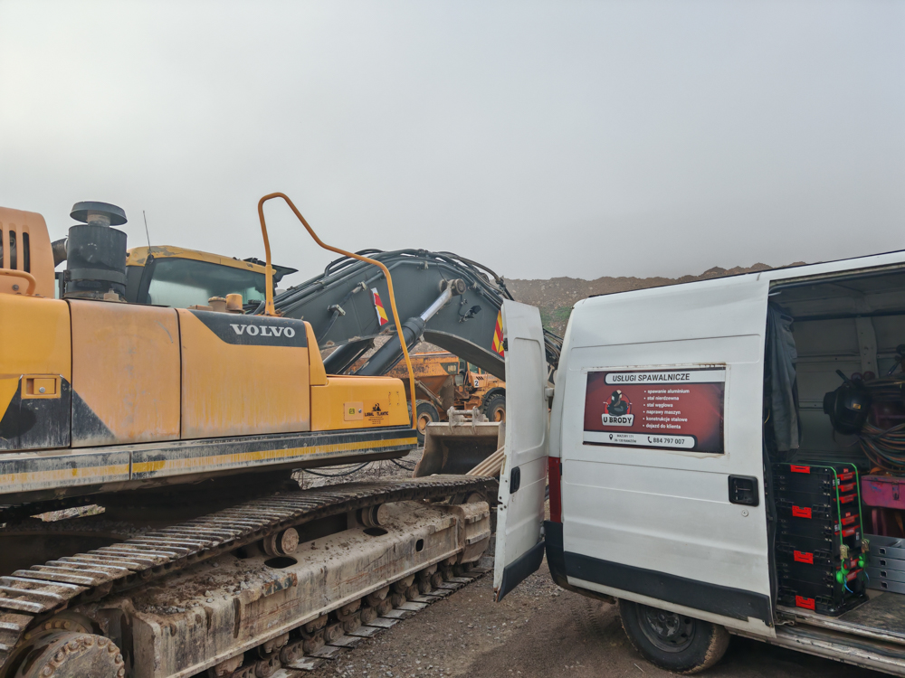 Pęknięte ramię koparki Volvo EC380